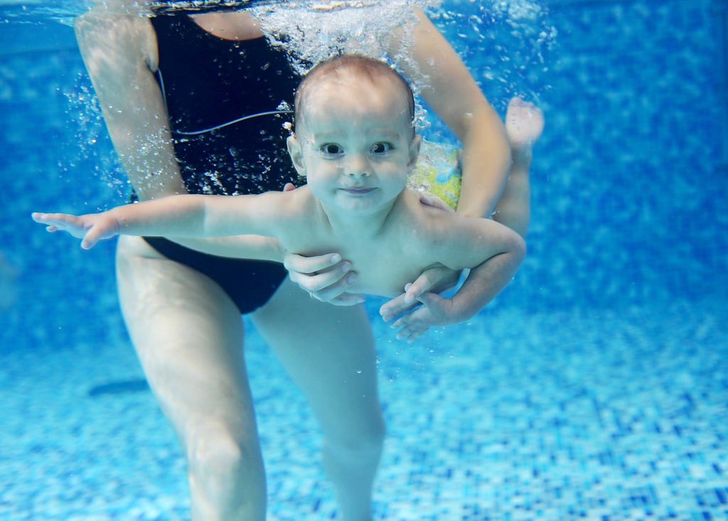 El bebé nada bajo el agua