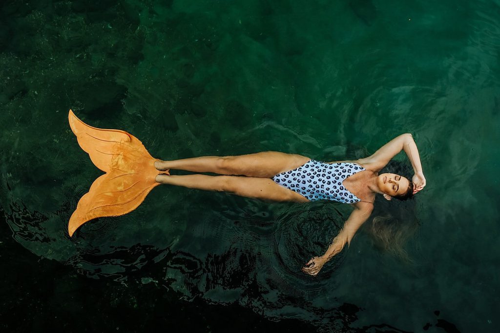 Sirena relajada en el agua