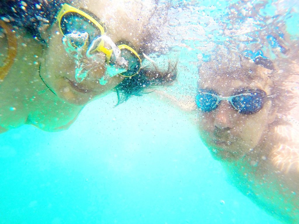 adultos respirando bajo el agua