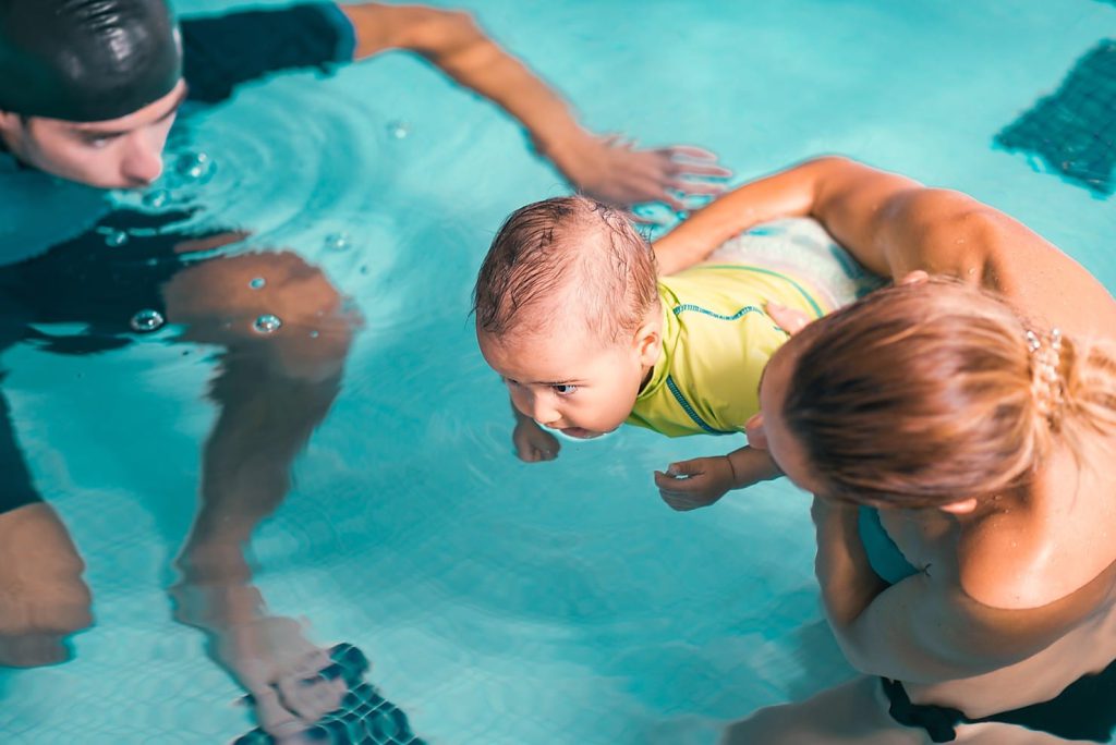 Bebé nadador piscina padres